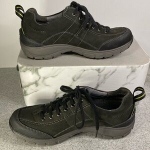Clark’s waterproof wave walks. Dark dark olive. Size 7 lace ups. B‎ 9